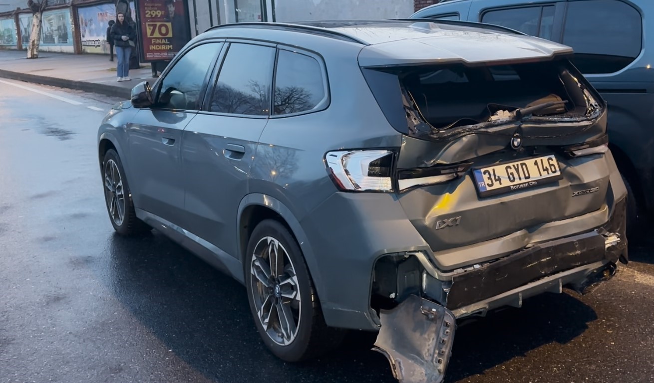 Şişli’de kırmızı ışıkta duramayan İETT Otobüsü öndeki jipe çarptı: 2 yaralı
?v=1