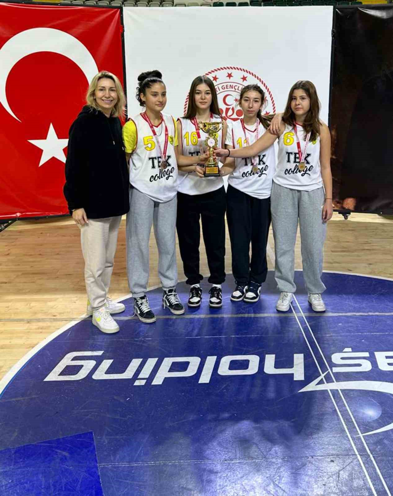 MTK Koleji basketbol 3x3’te genç kızlar ve genç erkekler kupaları kazandı
