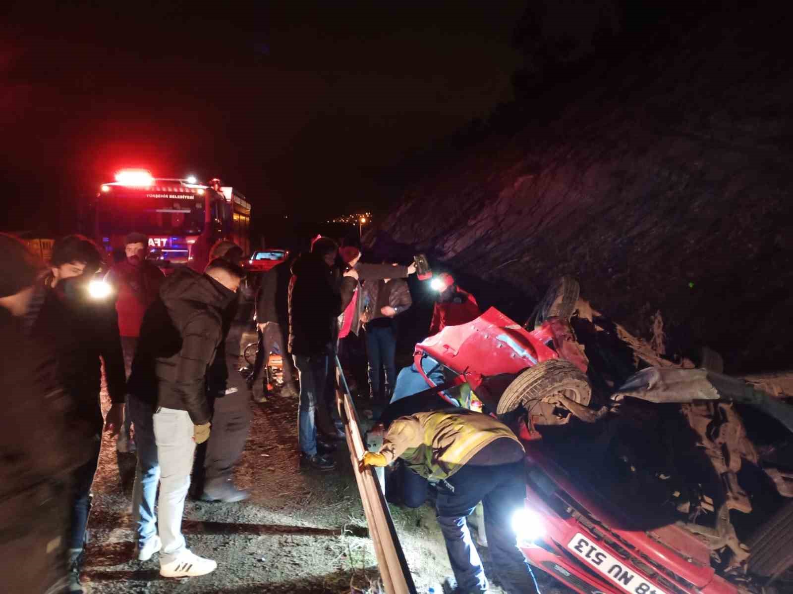 Balıkesir’de bariyerlere çarpan araçta 2 kişi yaralandı
?v=1