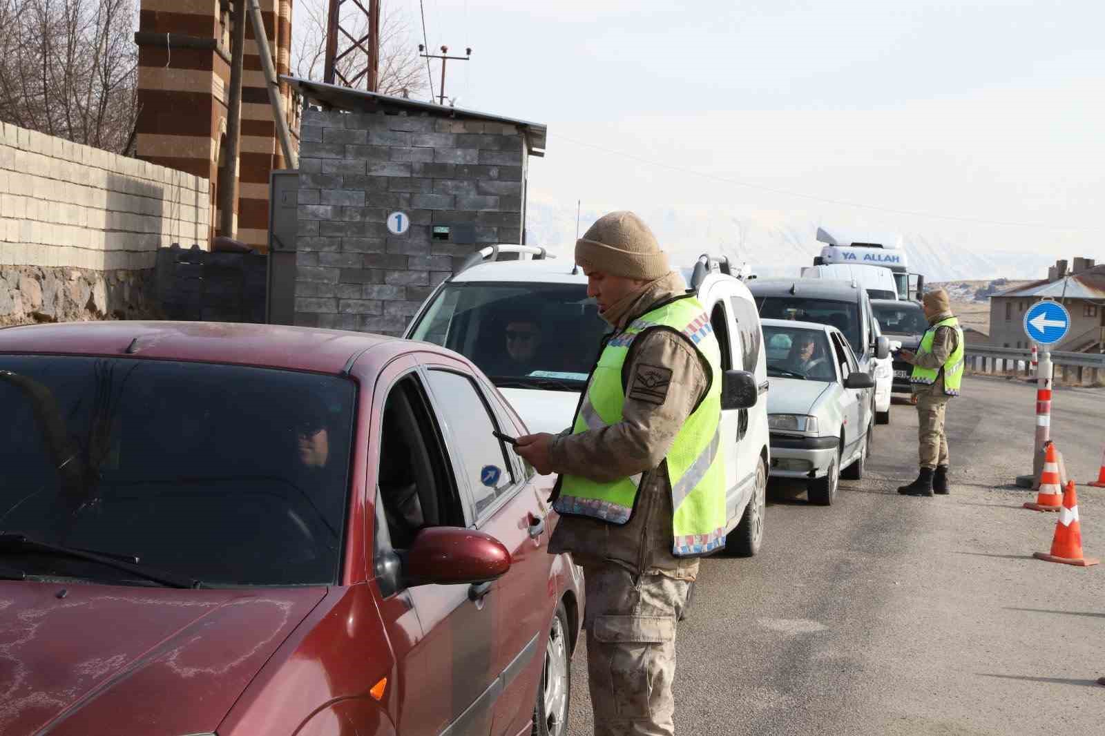 Van’da kesinleşmiş cezası olan 3 kişi yakalandı
?v=1