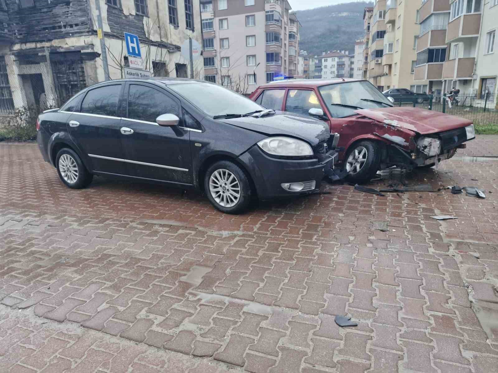 Kastamonu’da iki otomobil çarpıştı, sürücüler burnu bile kanamadan kurtuldu
?v=1