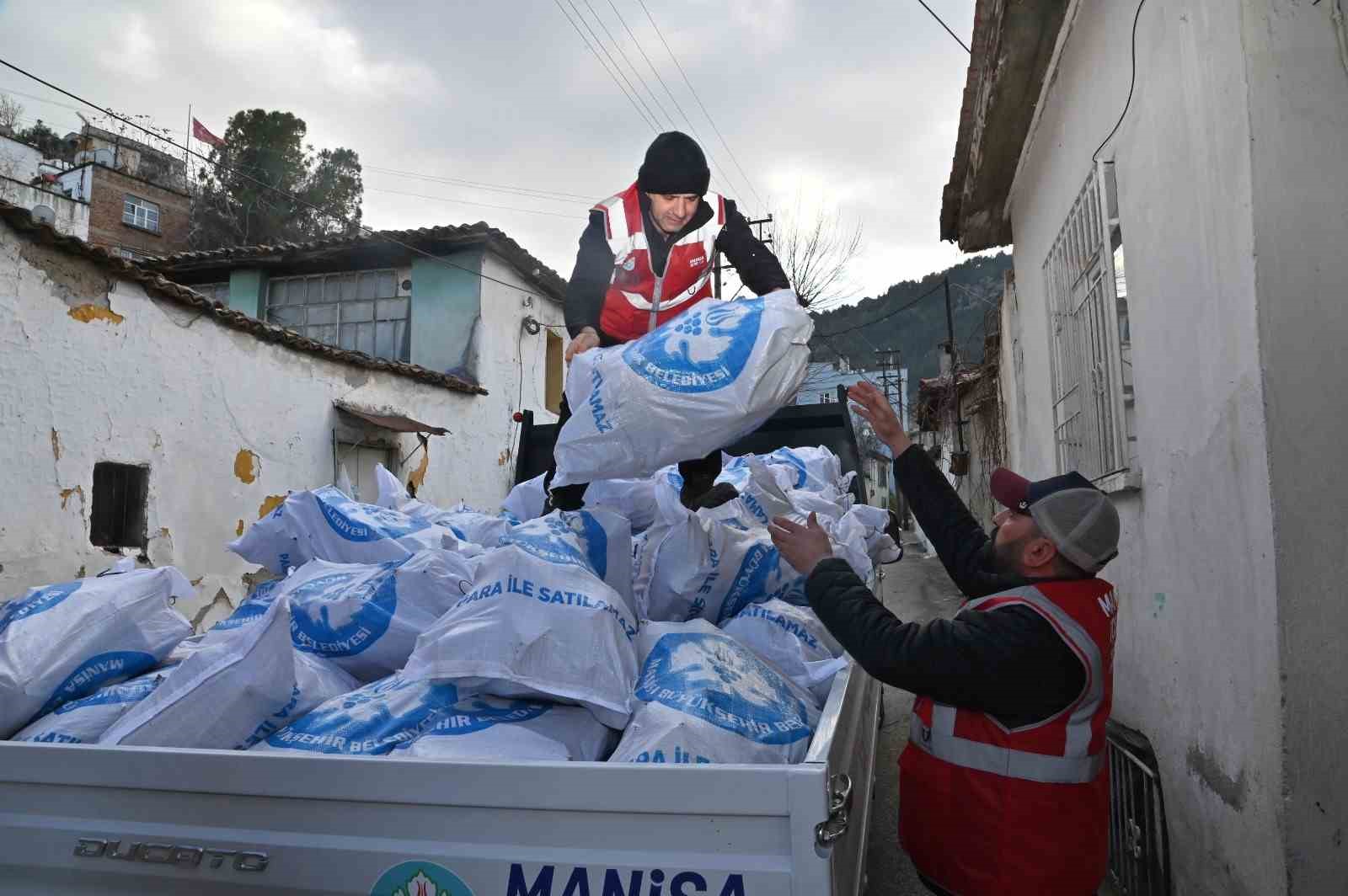 Binlerce çuval odun ihtiyaç sahiplerine dağıtılıyor
?v=1