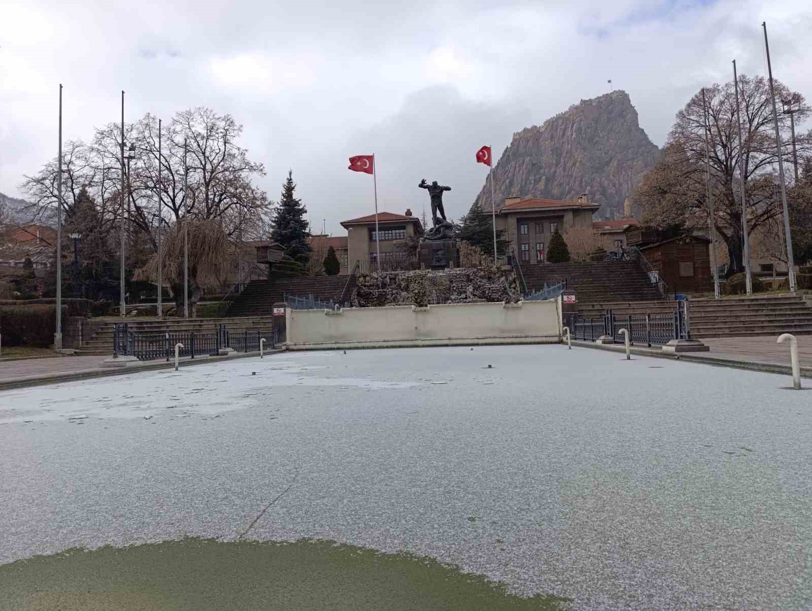 Afyonkarahisar’da soğuk havadan dolayı süs havuzları buz tuttu
?v=1