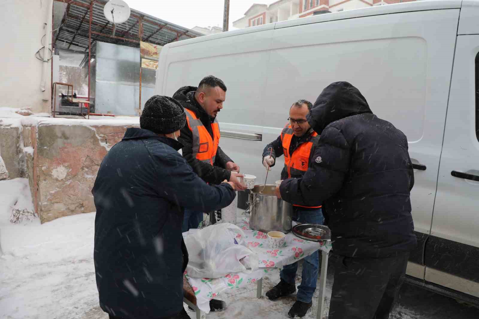 Ucuz et kuyruğunda sıcak çorba ikramı
?v=1