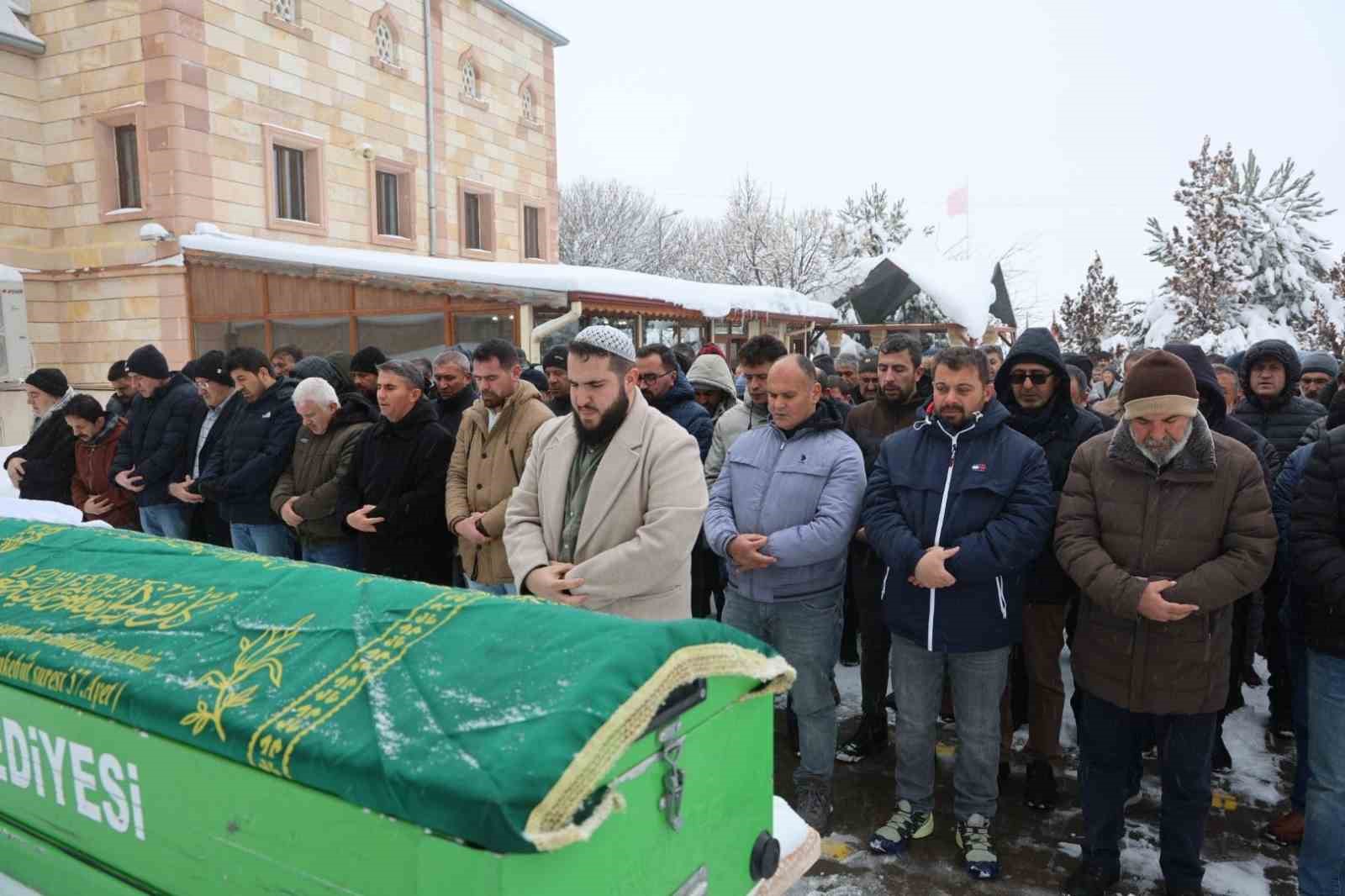 Boşandığı eşi tarafından öldürülen kadın toprağa verildi
?v=1