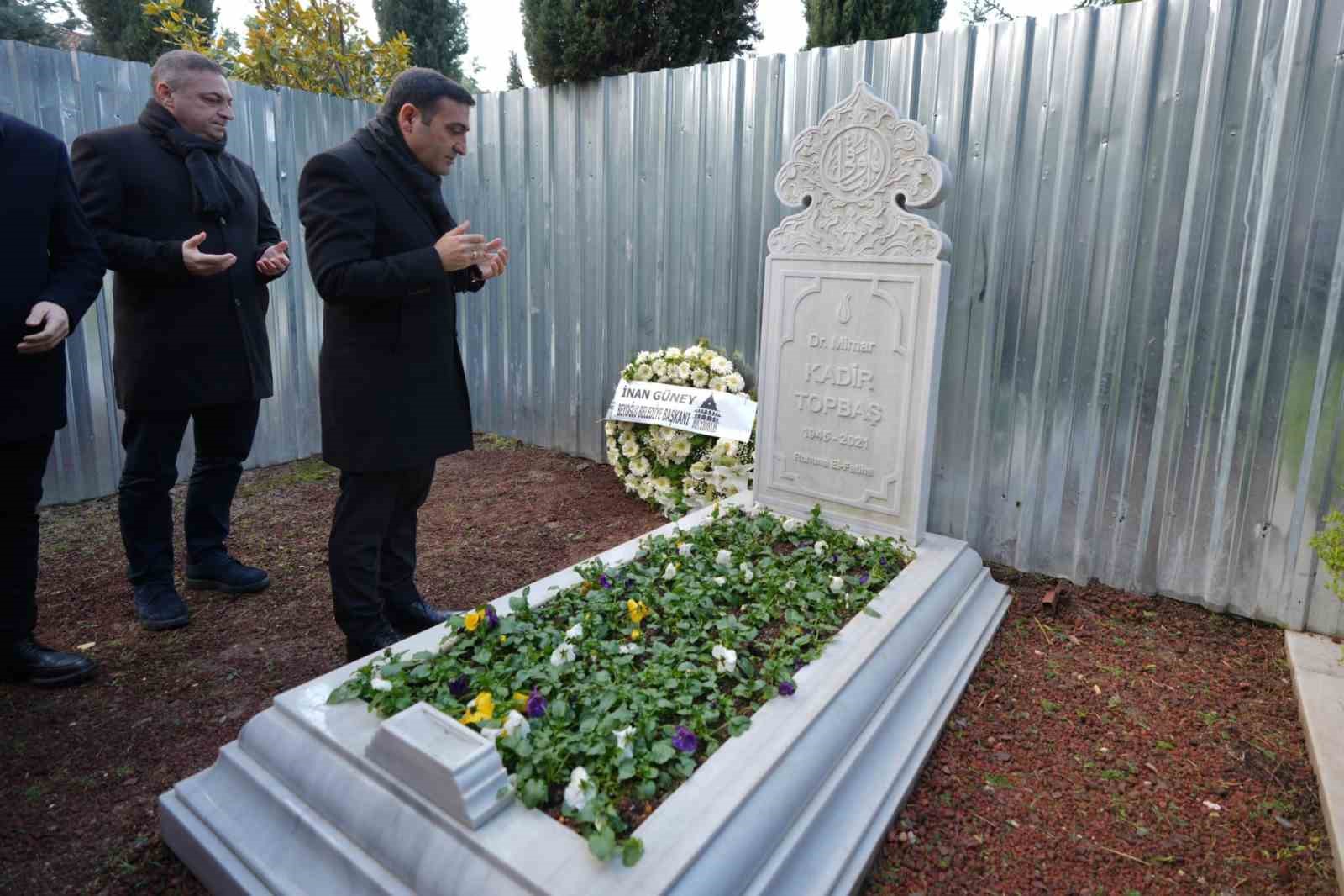 Beyoğlu Belediye Başkanı İnan Güney, Merhum Kadir Topbaş’ı mezarı başında andı
?v=1