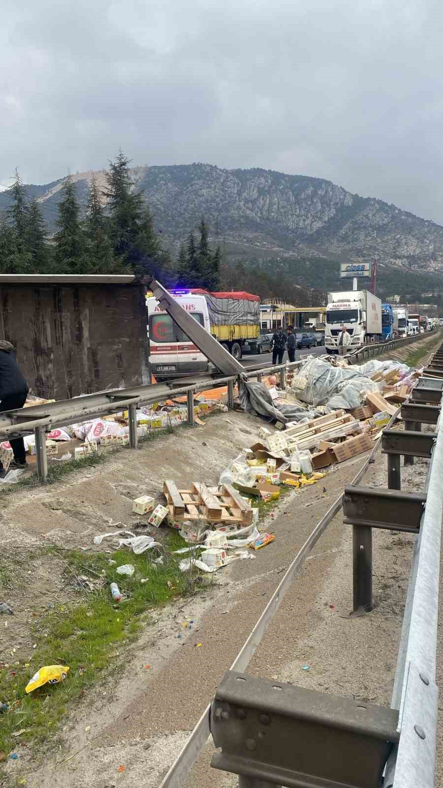 Bilecik’te tır devrildi, yükündeki kuruyemişler yola saçıldı
?v=1