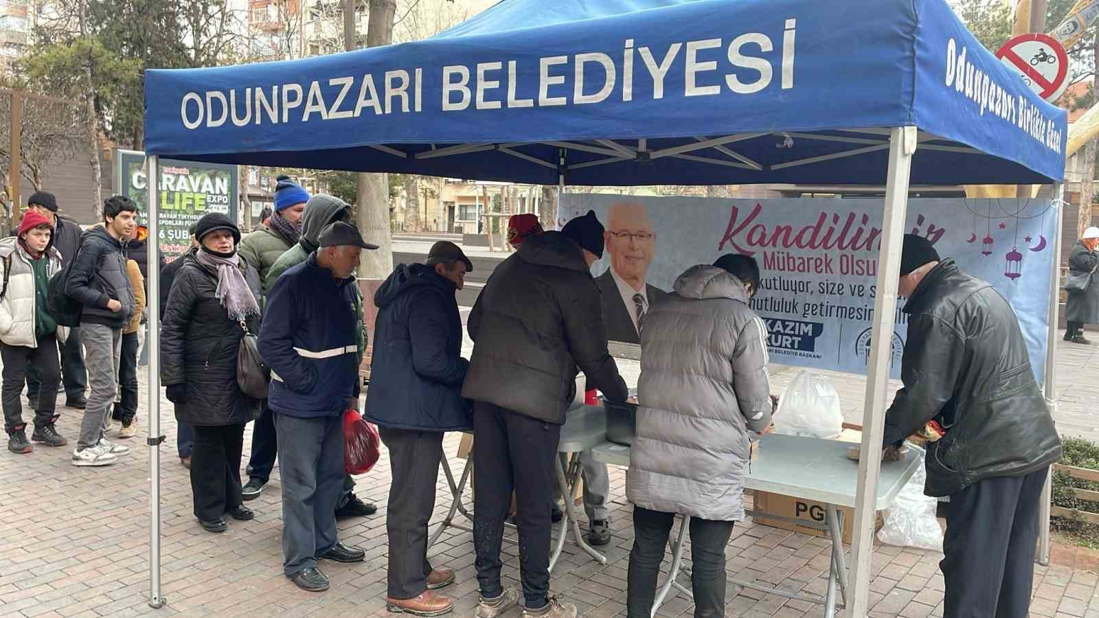 Odunpazarı Belediyesi’nden Regaip Kandili’nde helva ikramı
?v=1