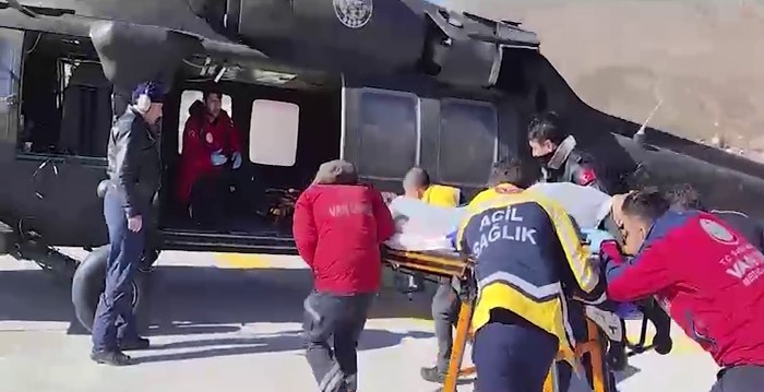 Kalp krizi geçiren hasta için sikorski helikopter havalandı
?v=1