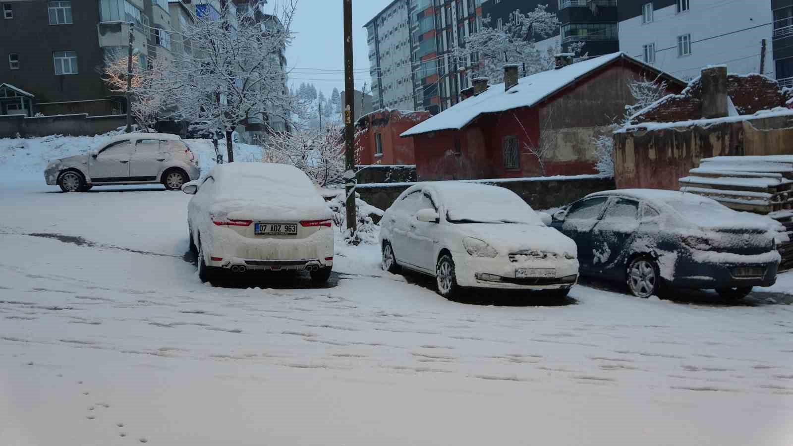 Bitlis’e beklenen kar geldi
