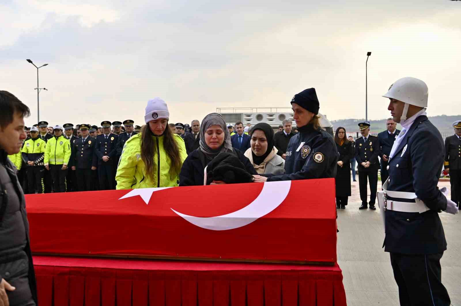 Yalova’da kalp krizi geçirerek vefat eden polis memuru için tören
?v=1