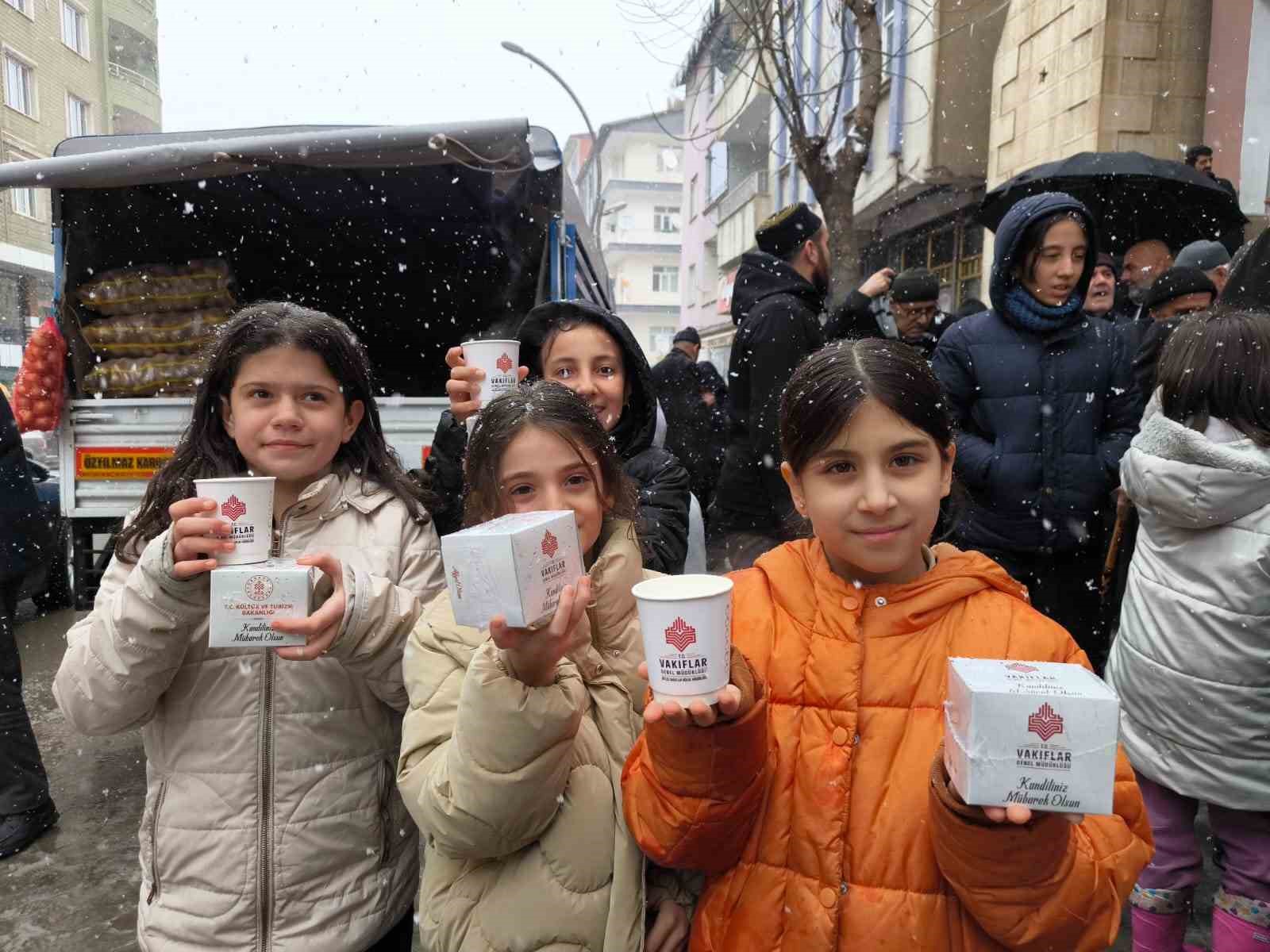 Bitlis Vakıflar Bölge Müdürlüğünden 6 ilde Berat Kandili programları
?v=1