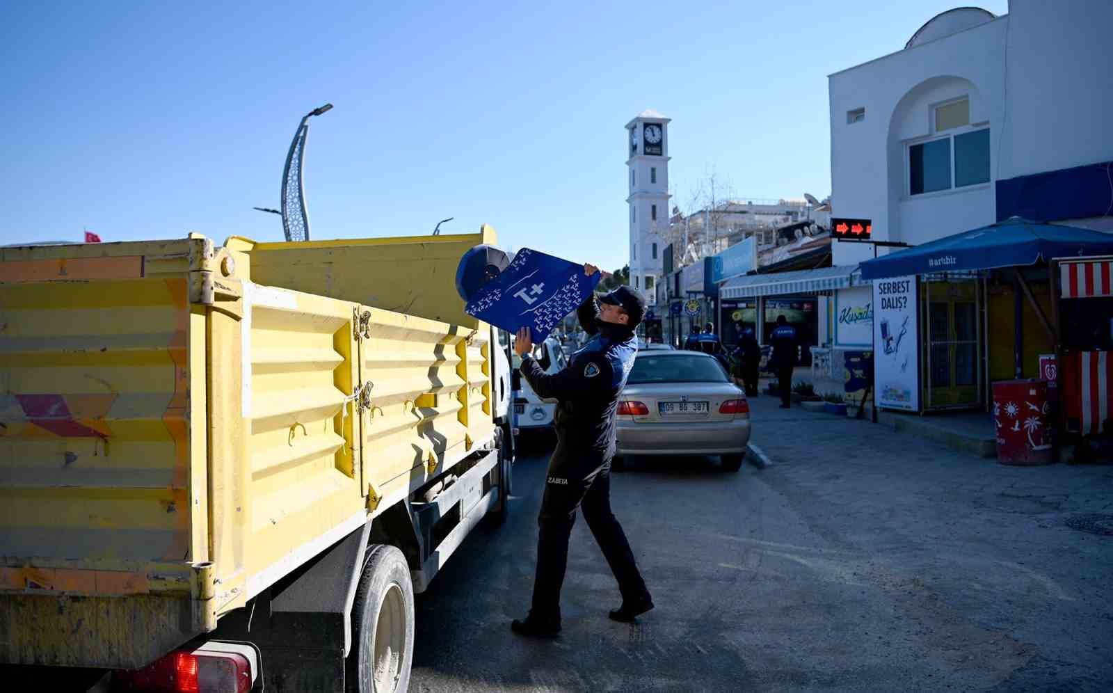 Kuşadası Belediyesi’nden kaldırım işgali denetimi:  2 saatte 3 kamyon malzemeye el konuldu 
?v=1