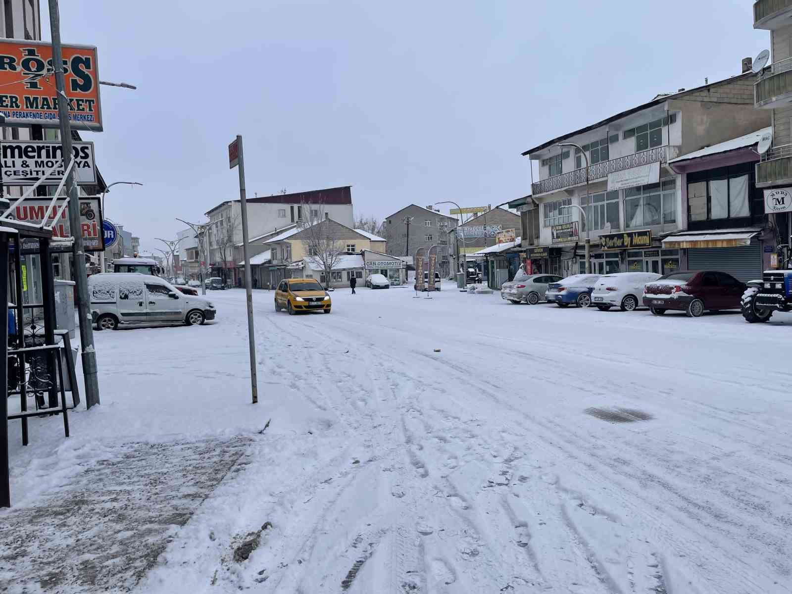 Malazgirt’te kar yağışı: Okullar tatil edildi
