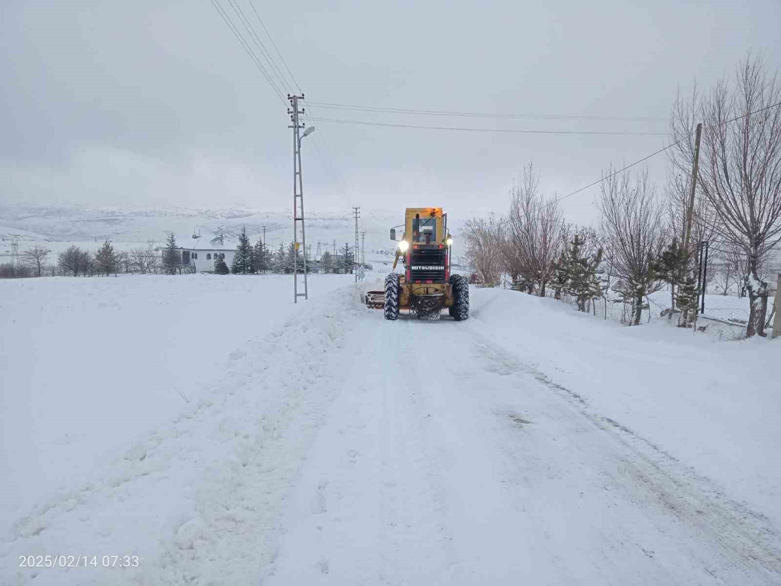 Kayseri Büyükşehir, kırsaldaki 47 mahalle yolunu daha ulaşıma açtı
?v=1