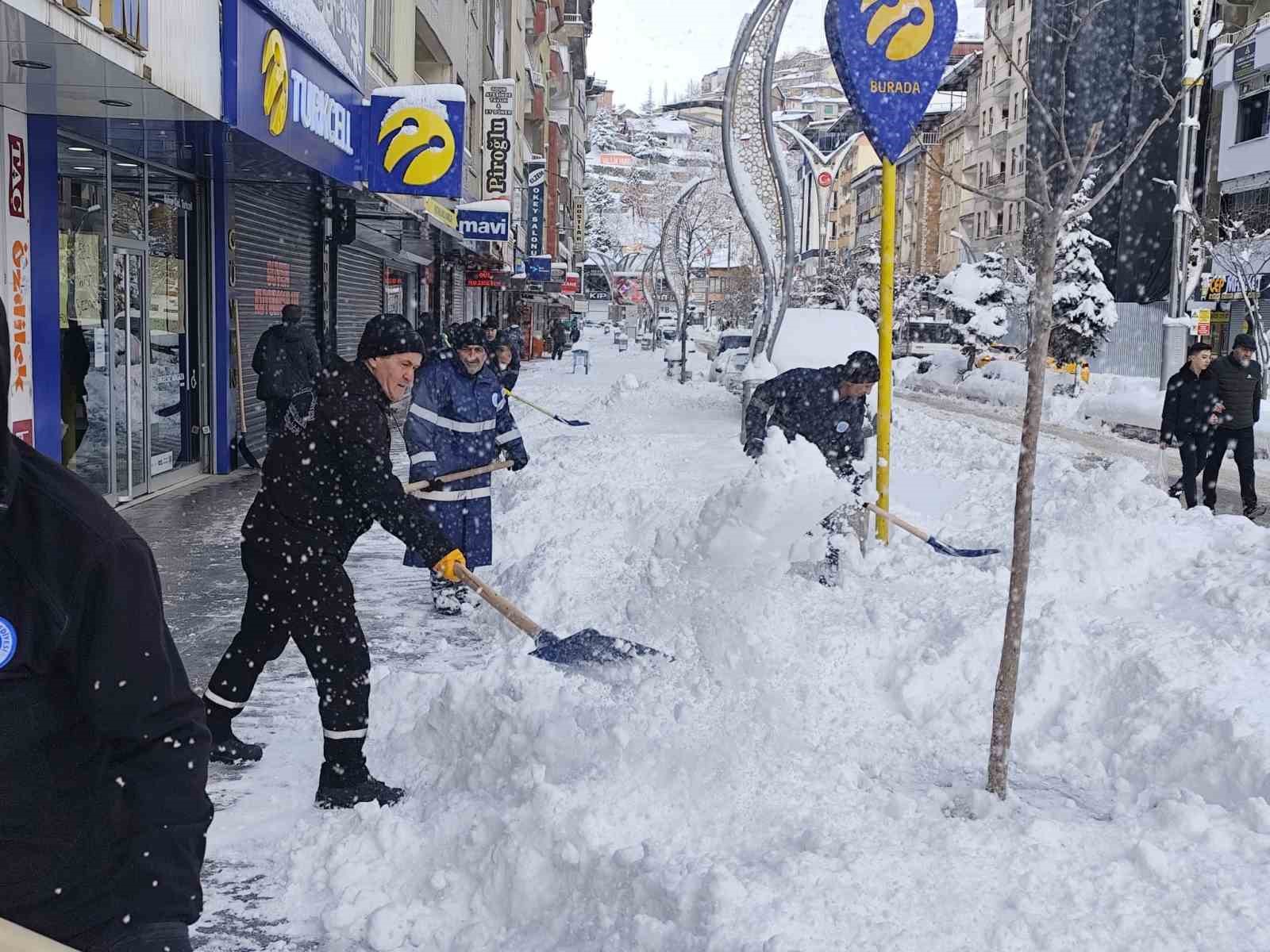 Hakkari Belediyesinden karla mücadele seferberliği
?v=1