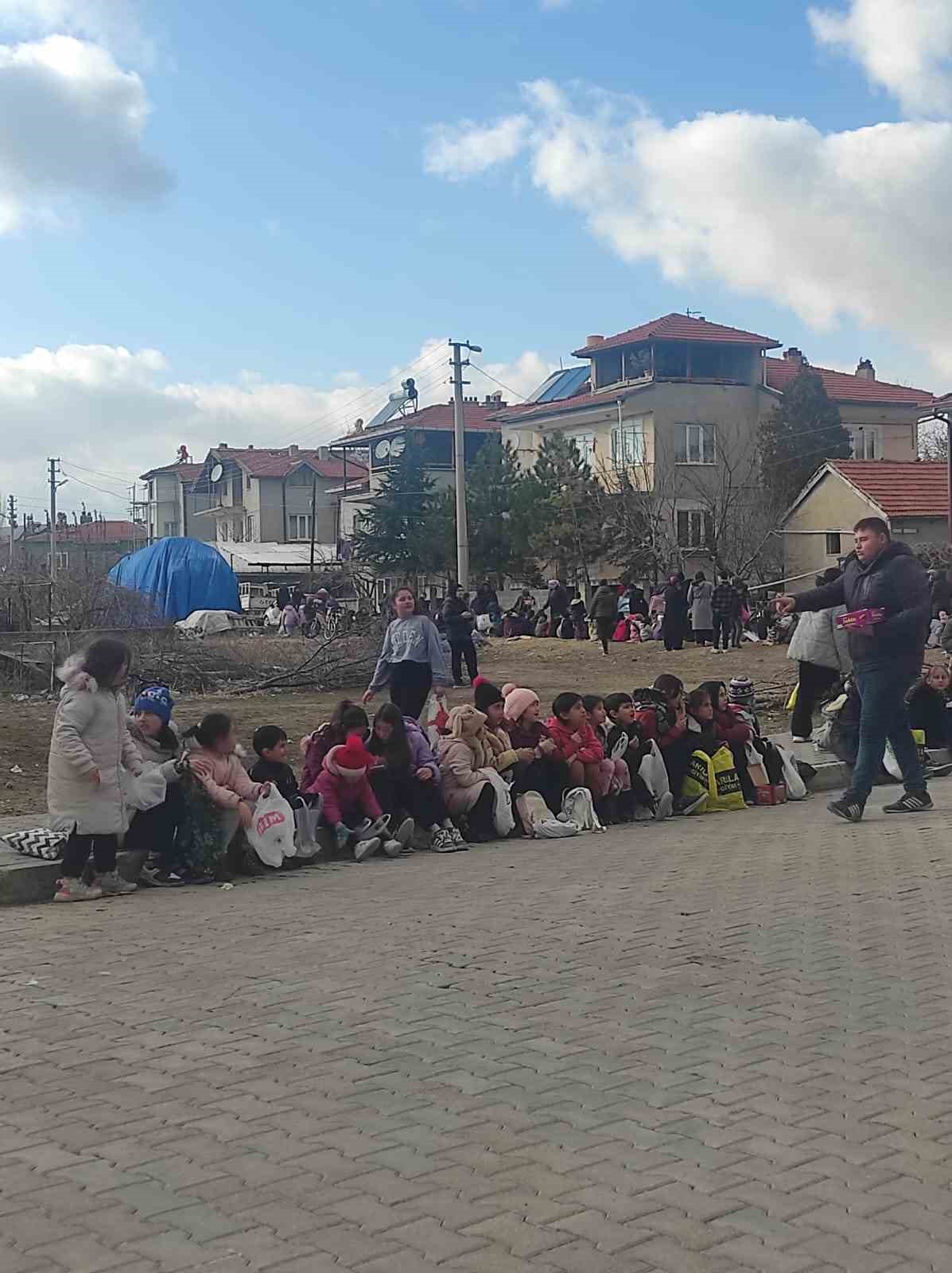 Çocukların şeker toplama geleneği yine bozulmadı
?v=1