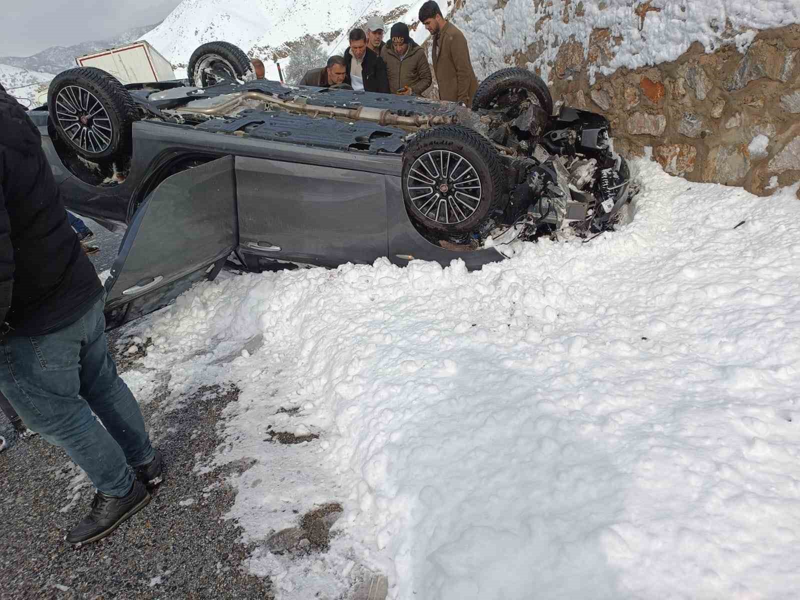 Bitlis’te otomobil takla attı: 2 yaralı
