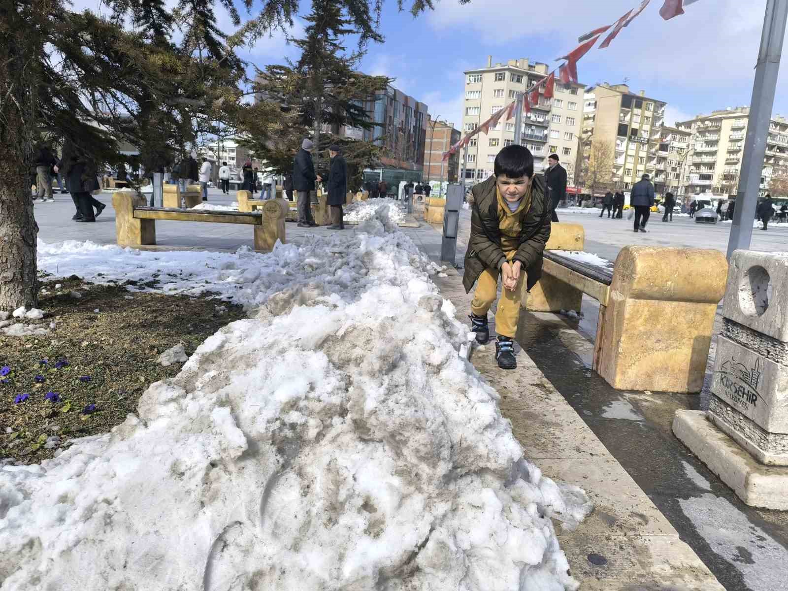 Kırşehir’de çocukların kar sevinci kısa sürdü
