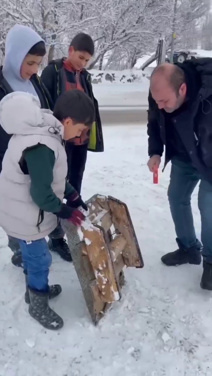 Polisin kızak tamiri görüntüsü yürek ısıttı
