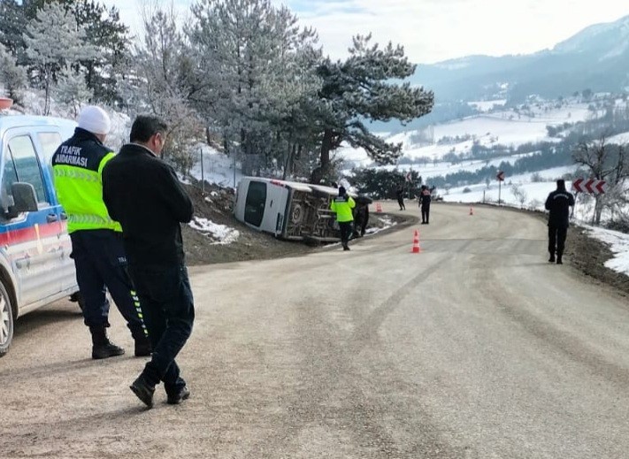 Bolu’da Erpiliç işçilerini taşıyan minibüs devrildi: 22 yaralı
