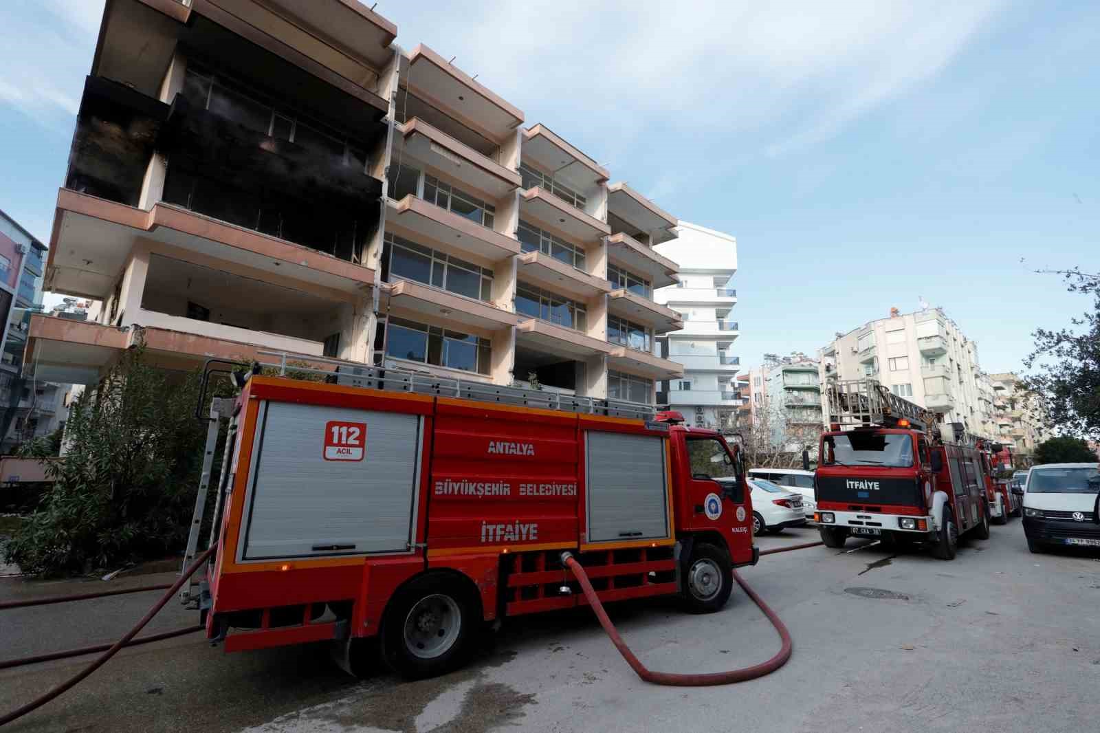 Antalya’da kentsel dönüşümdeki binada çıkan yangını itfaiye söndürdü
