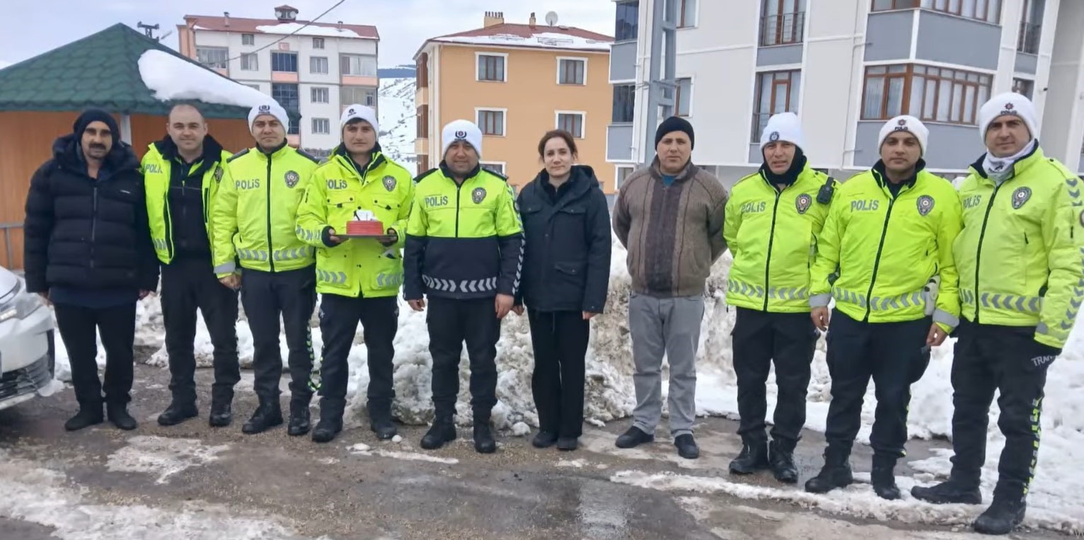 Görevdeki polise eksi 15 derecede doğum günü sürprizi
