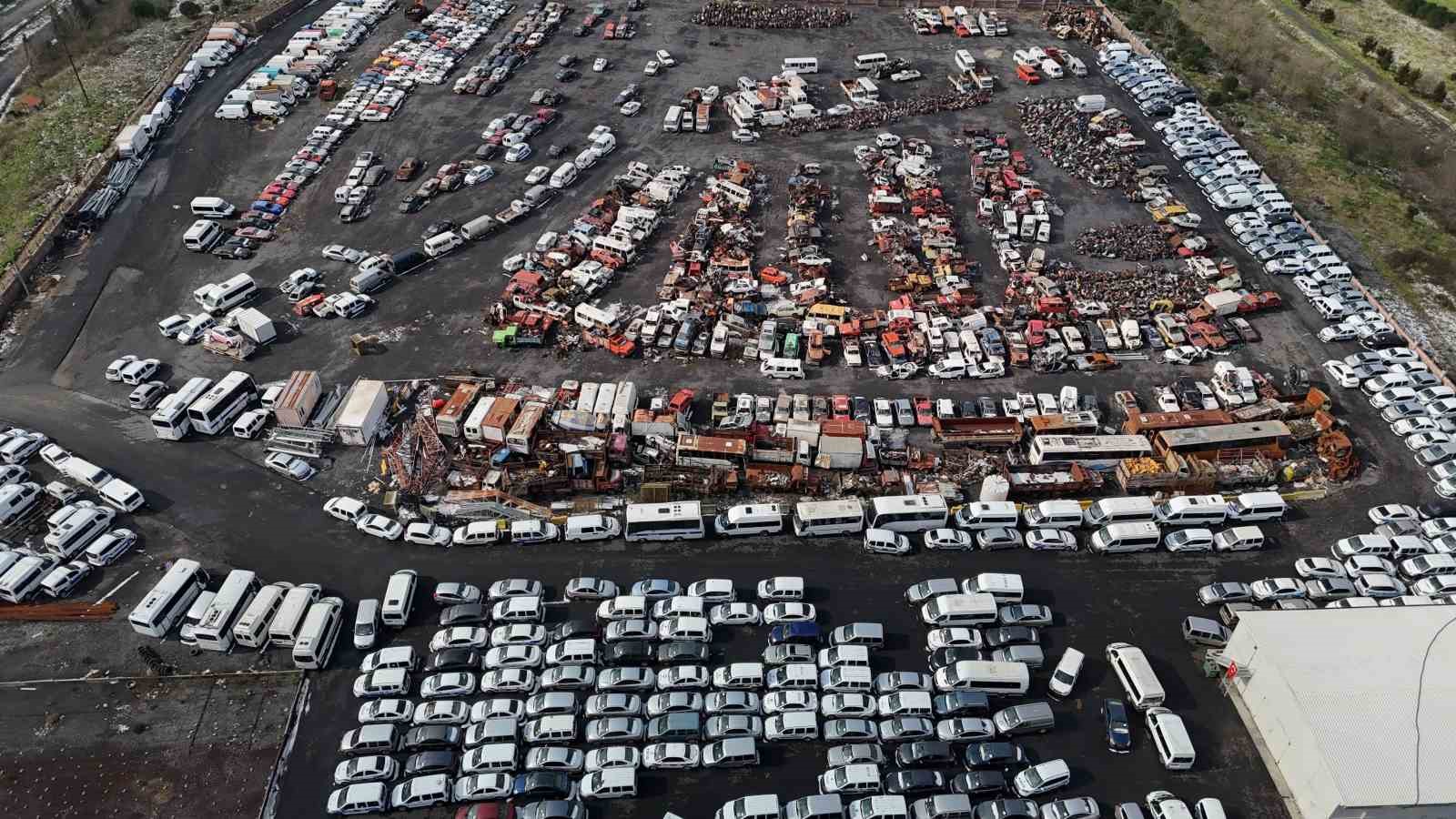 İstanbul’un hurda otomobilleri, araç mezarlığında çürüyor
