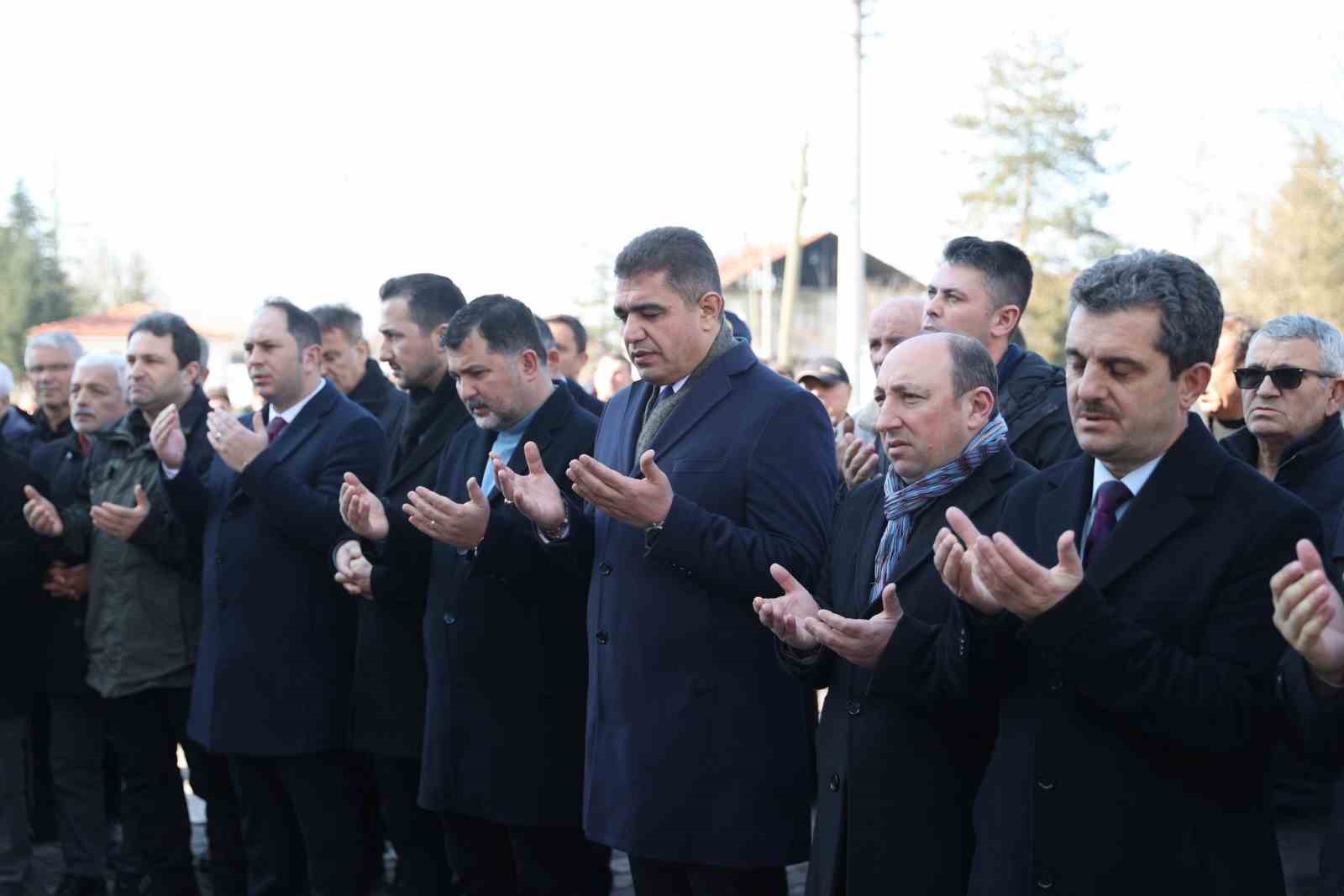 Deprem sonrası yıkılan cami ibadete açıldı
?v=1