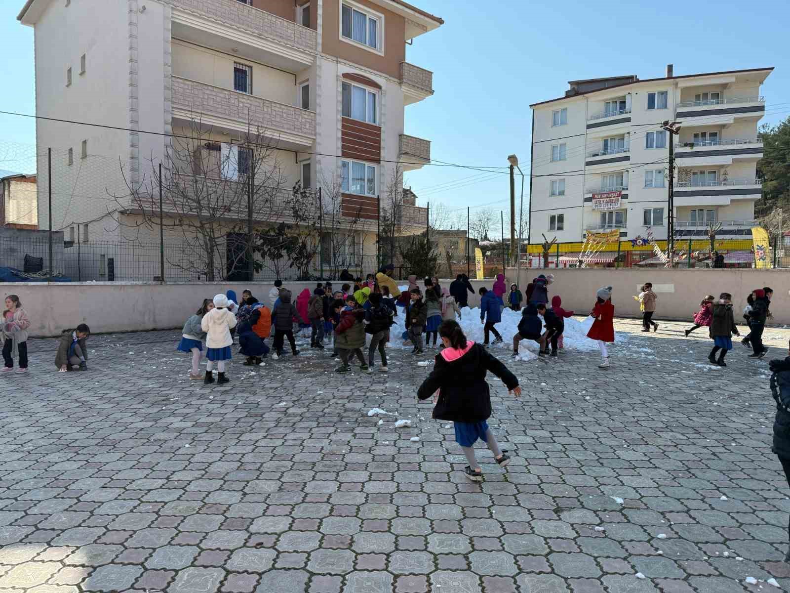 Sinop’ta kar çocukların ayağına getirildi
