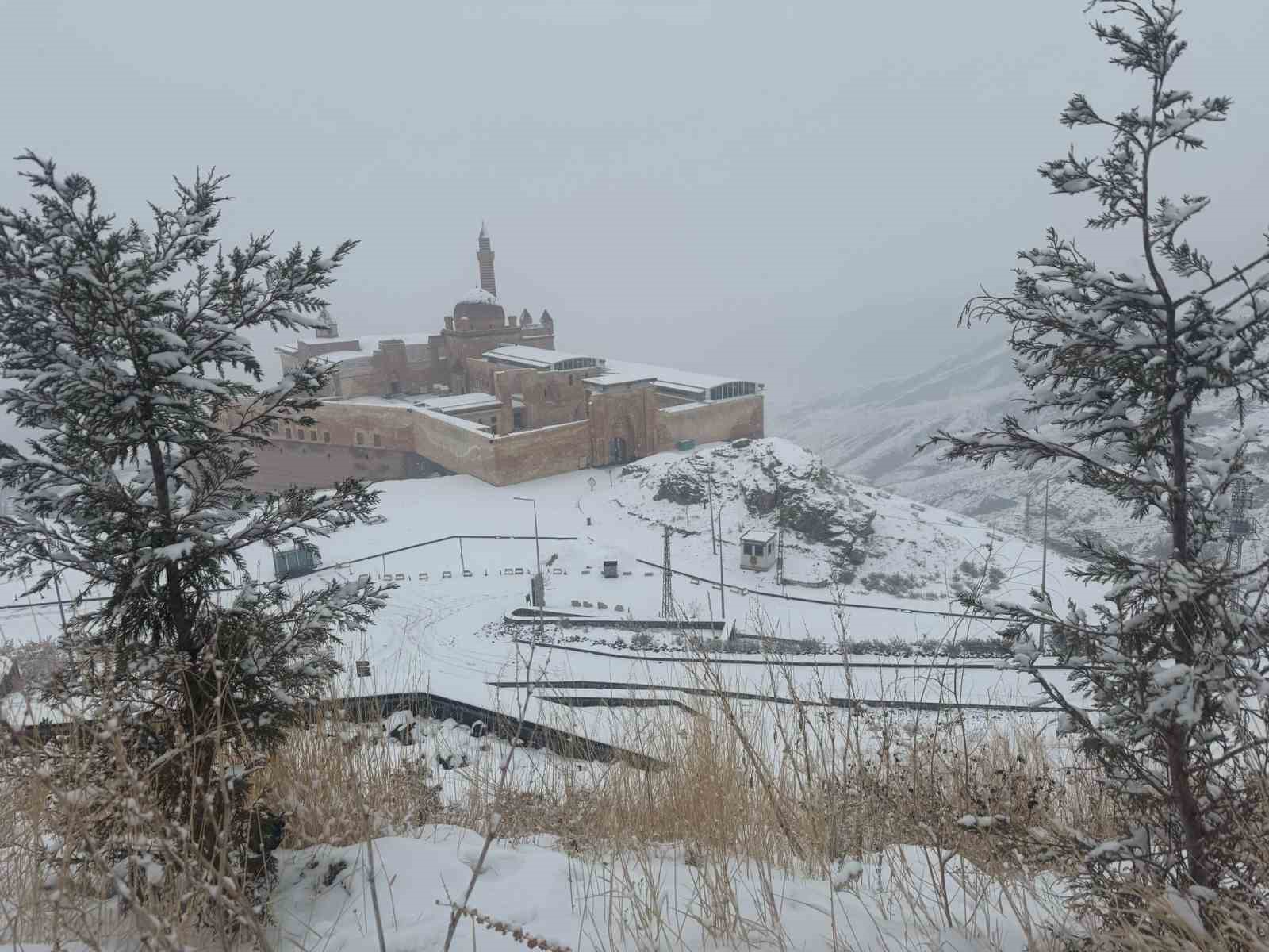 Tarihi saray beyaza büründü
?v=1