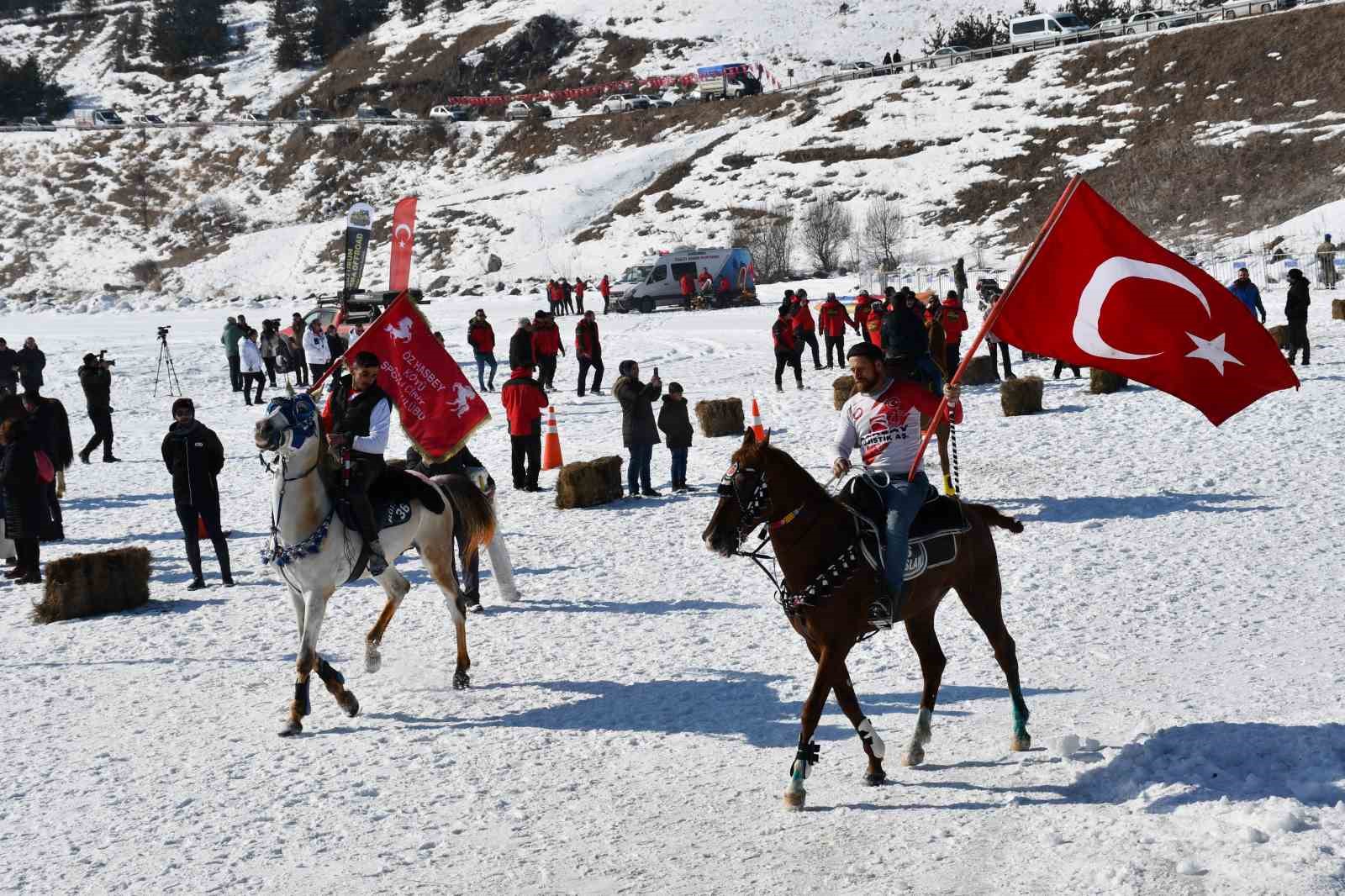 Çıldır Gölü  Altın At Kristal Buz Festivali  ile şenlendi
?v=1