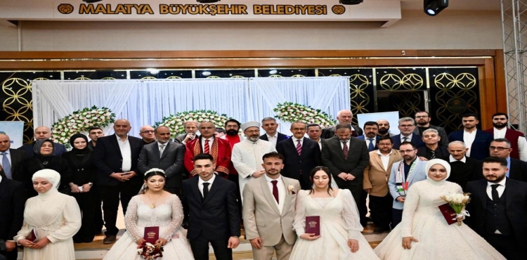 Malatya’da 100 çift, toplu nikah töreniyle dünyaevine girdi?v=1