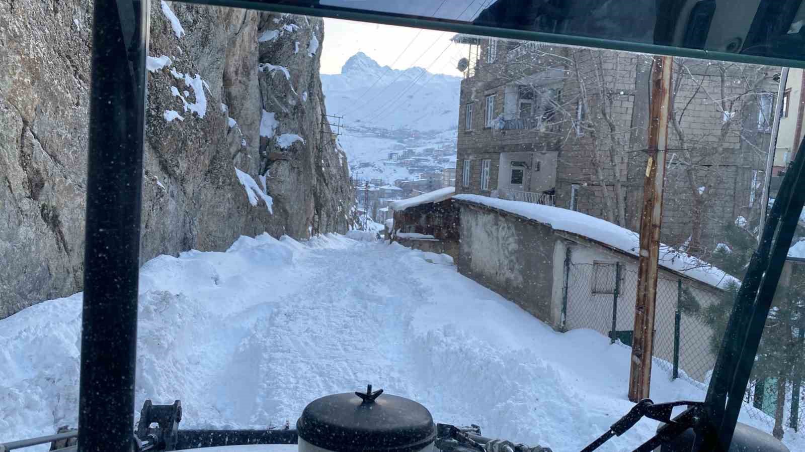 Hakkari’de karla mücadele çalışması sürüyor
?v=1