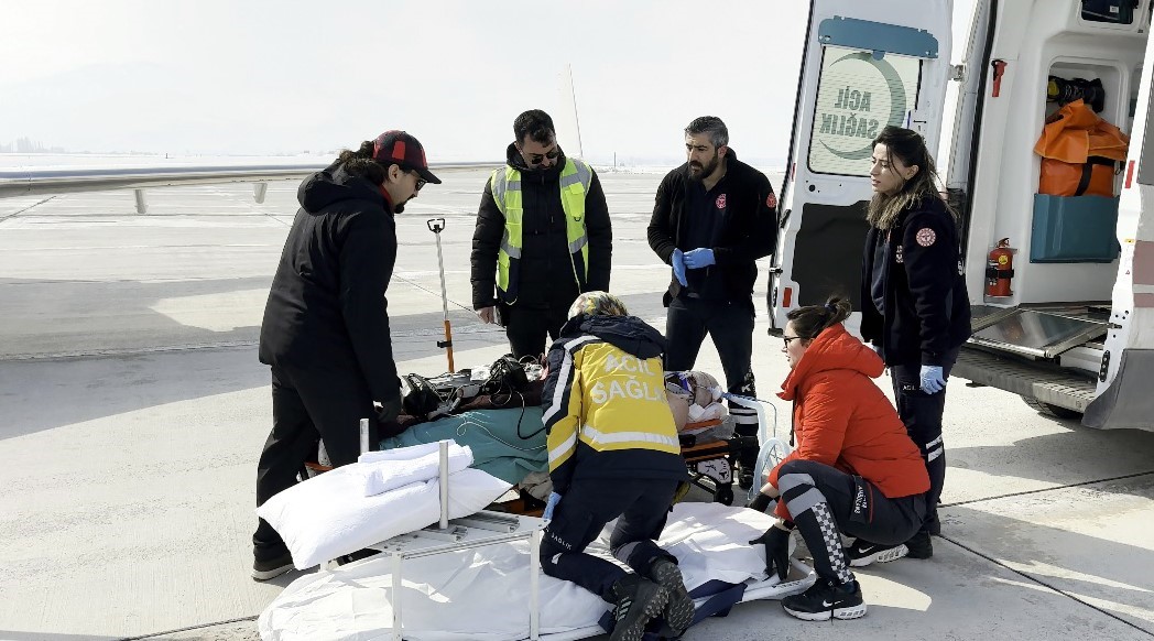 Trafik kazasında ağır yaralanan vatandaş uçak ambulansla Ankara’ya sevk edildi
?v=1