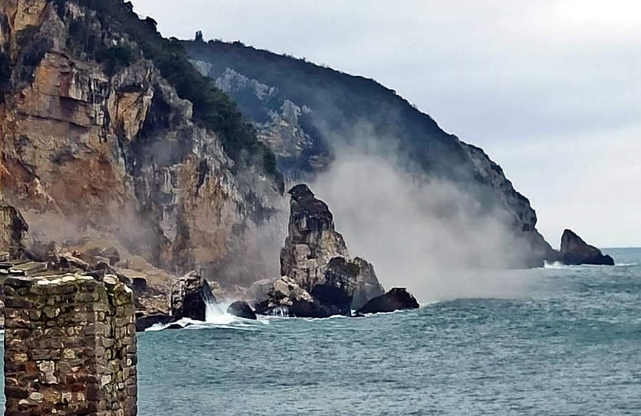 Amasra’da sağanak sonrası heyelan
?v=1