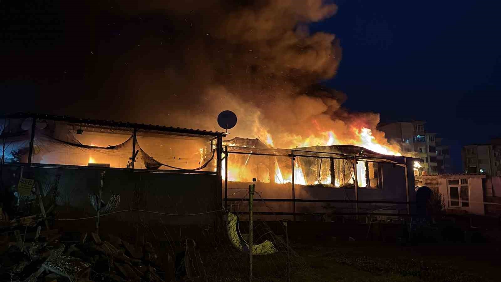 Tekirdağ’da prefabrik ev alev alev yandı
