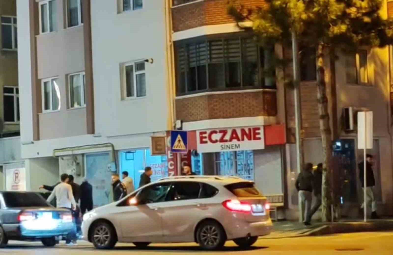 Yumrukların havada uçuştuğu kavgada silah sesleri yükseldi... O anlar kamerada
