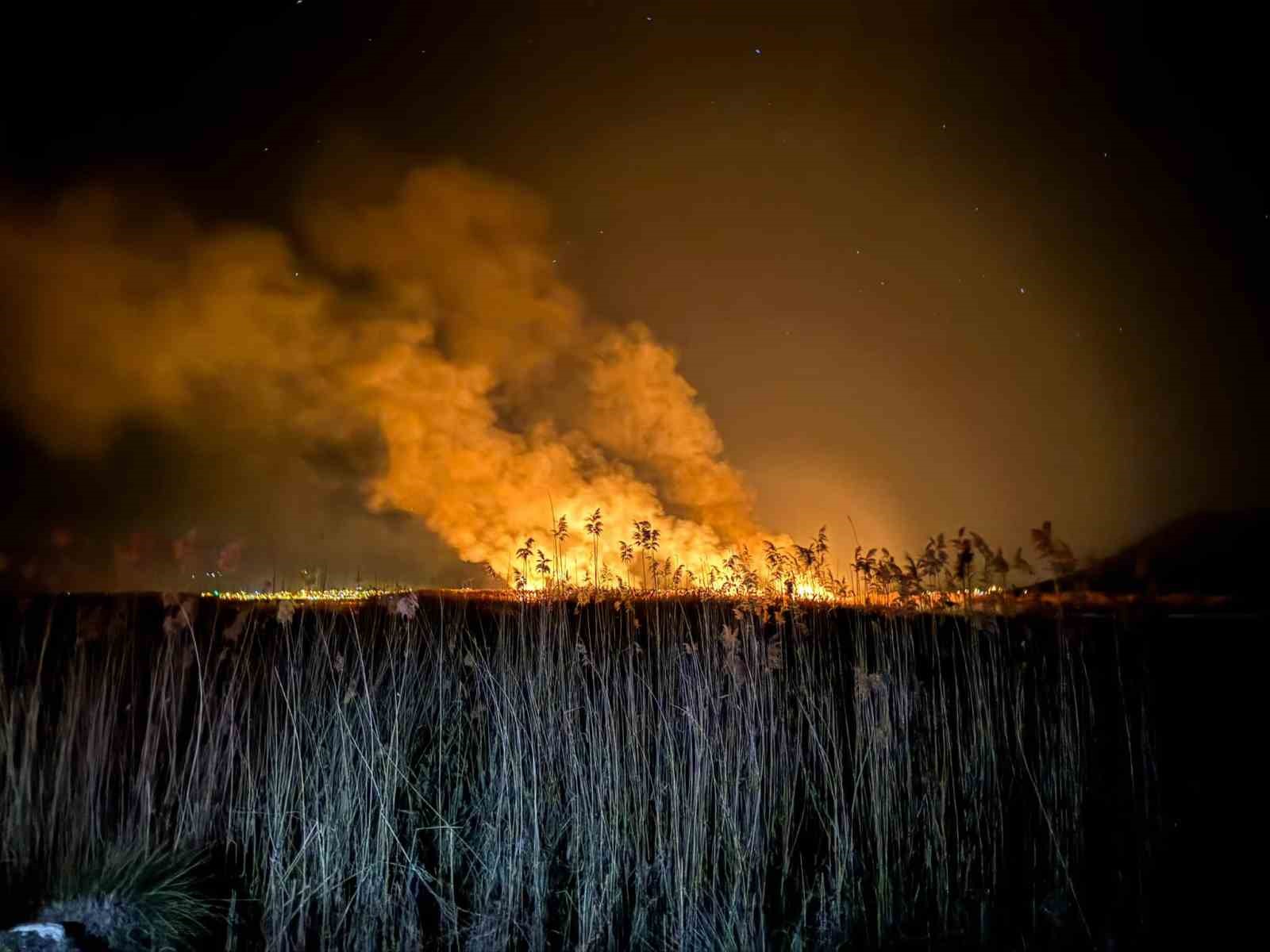 Yamadı Gölü alevlere teslim oldu, yangın 5 saatte kontrol altına alındı
