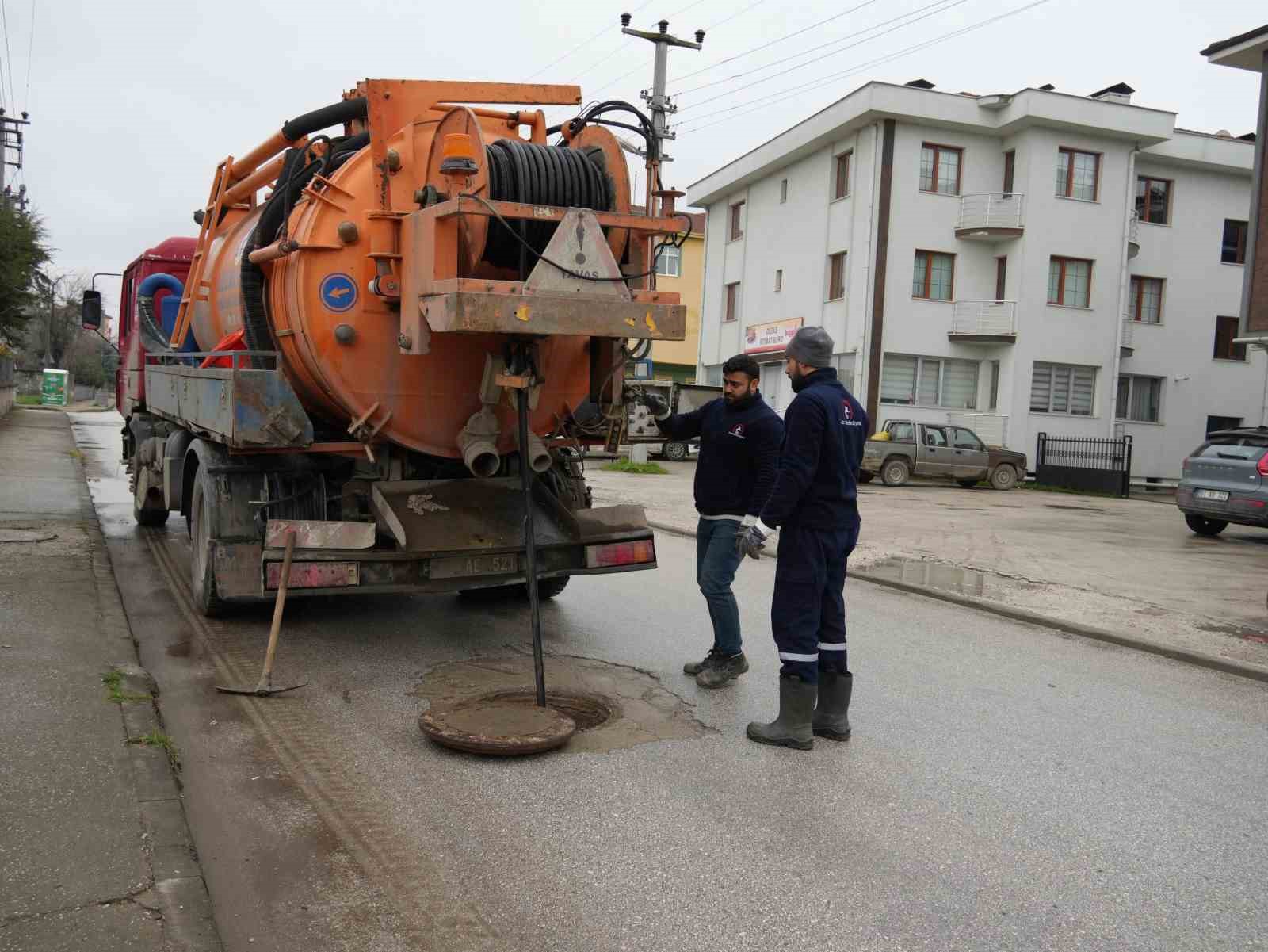 Yağış öncesi mazgallar temizleniyor
