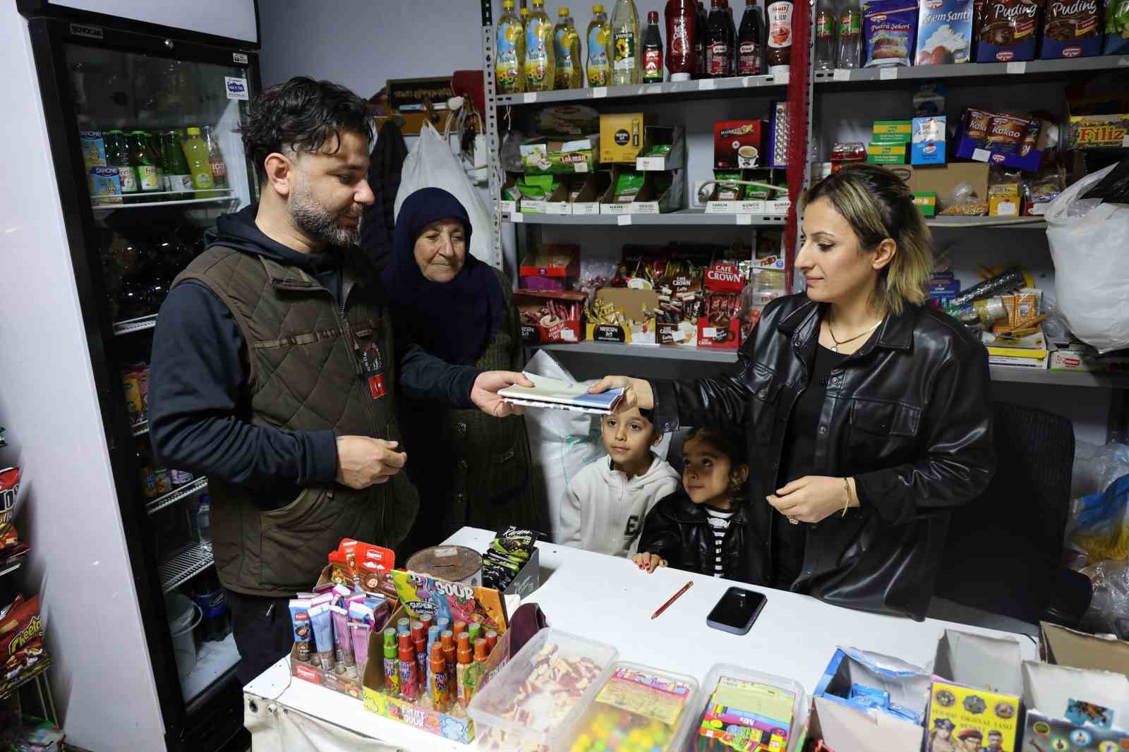 Adanalı hayırsever, mahallenin tüm bakkal borcunu ödedi
?v=1