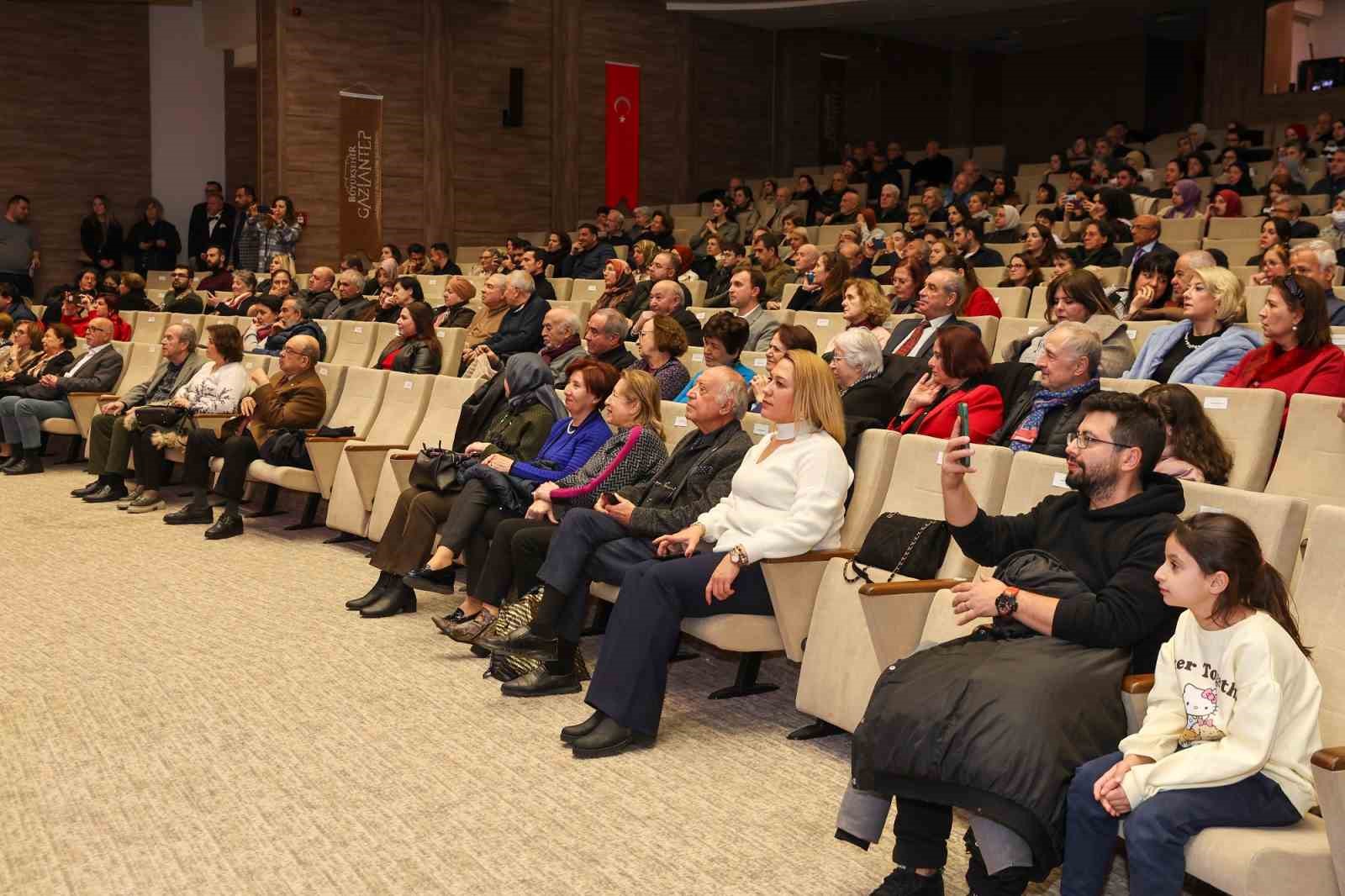 Sanatseverler, Türk Sanat Musikisi’nin büyüsüne kapıldı
?v=1