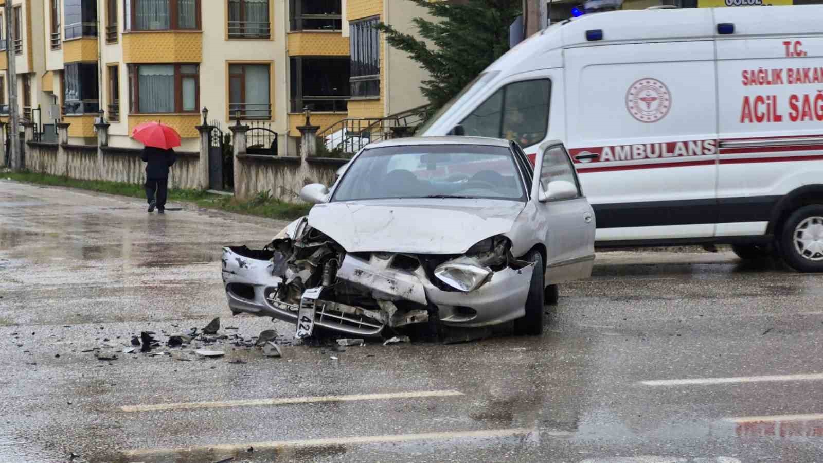 Yağış yüzünden kayganlaşan yolda 3 araç kazaya karıştı
