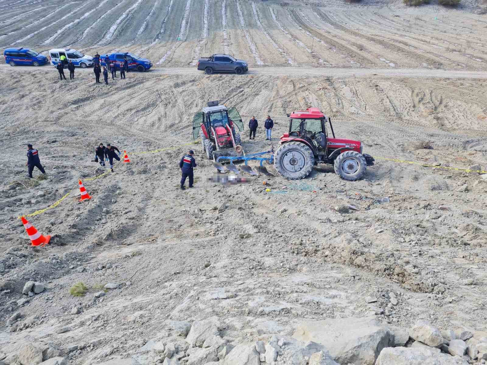 Devrilen traktörün altında can verdi
