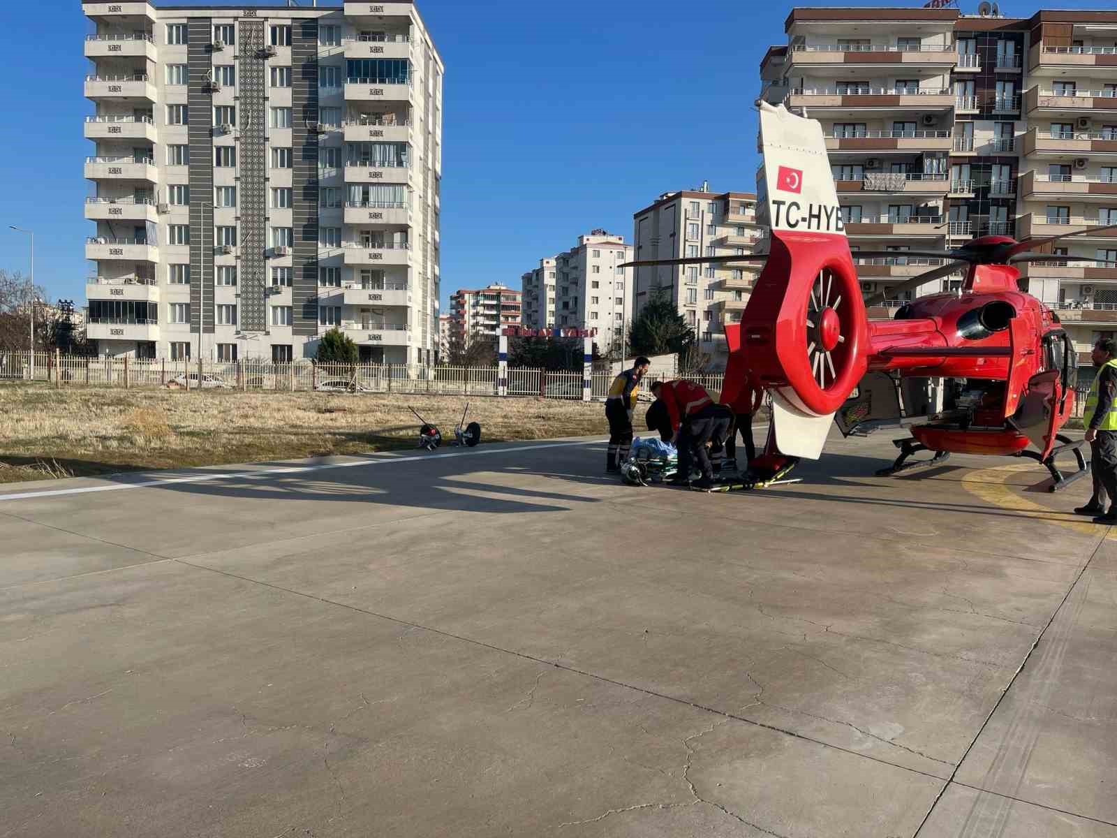 Kalp krizi geçiren hasta ambulans helikopterle hastaneye yetiştirildi
?v=1