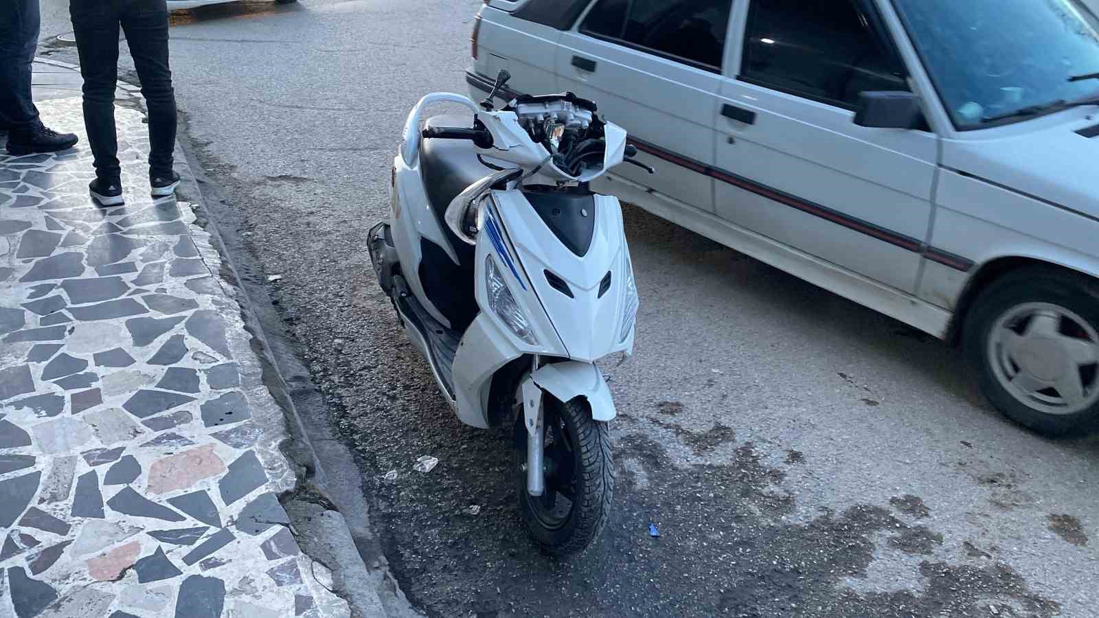 Motosiklete çarpan otomobilin sürürücü olay yerinden kaçtı, 2 kişi yaralandı
