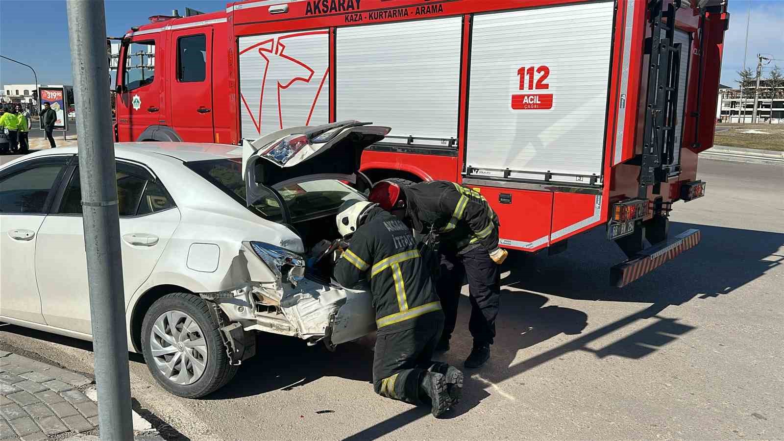 Aksaray’da hafif ticari araç ile otomobil çarpıştı: 1 yaralı
