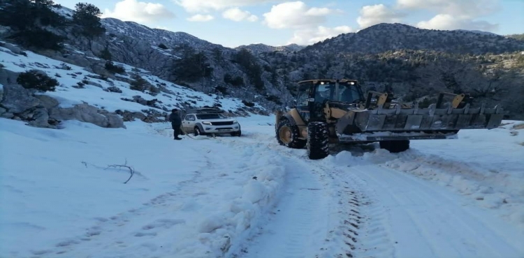 Antalya’da yayla dönüşü araçlarıyla yolda mahsur kalan 3 kişi kurtarıldı?v=1