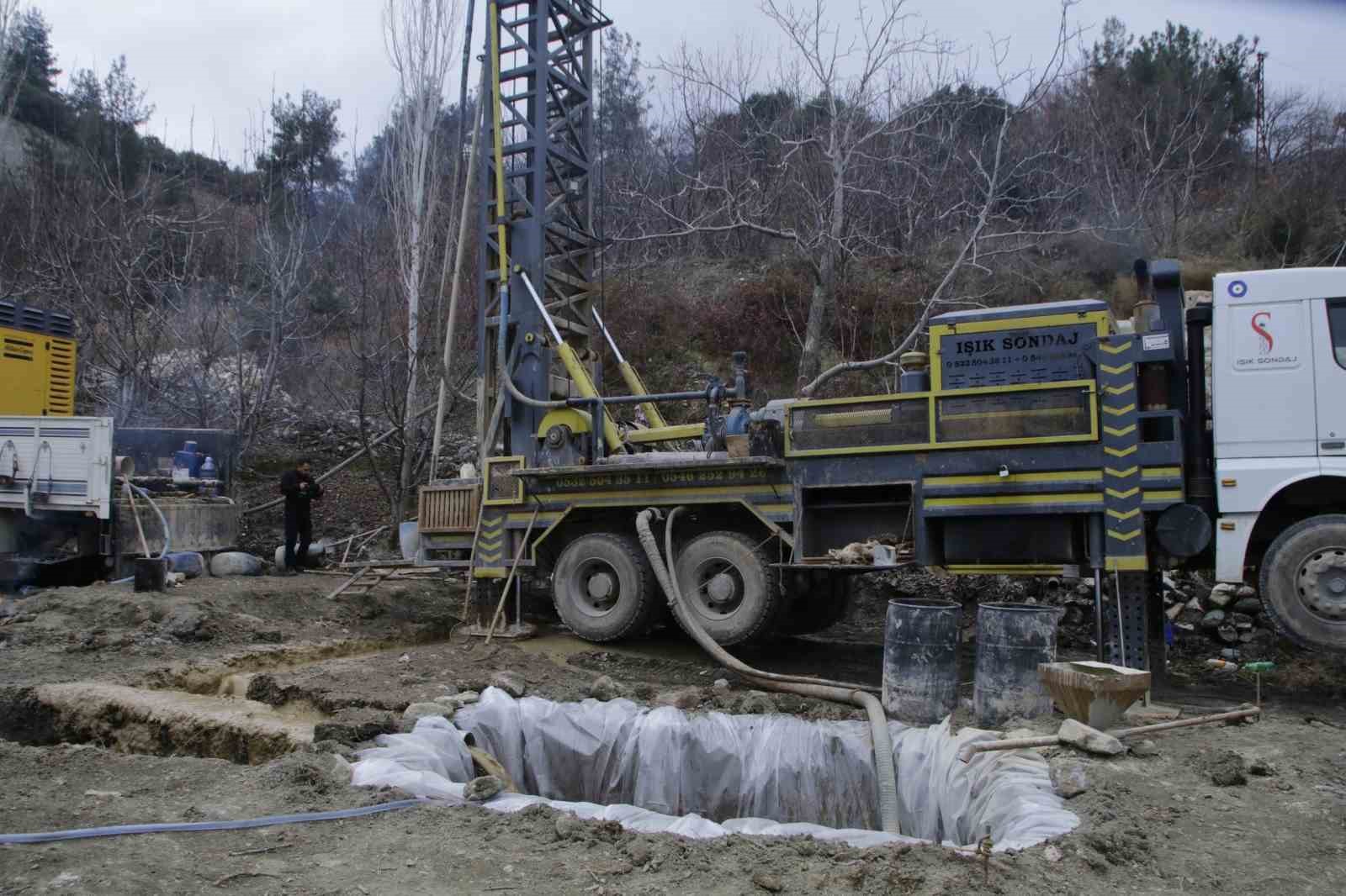 Honaz Belediyesi kiraz üreticileri için sondaj çalışması yaptı
