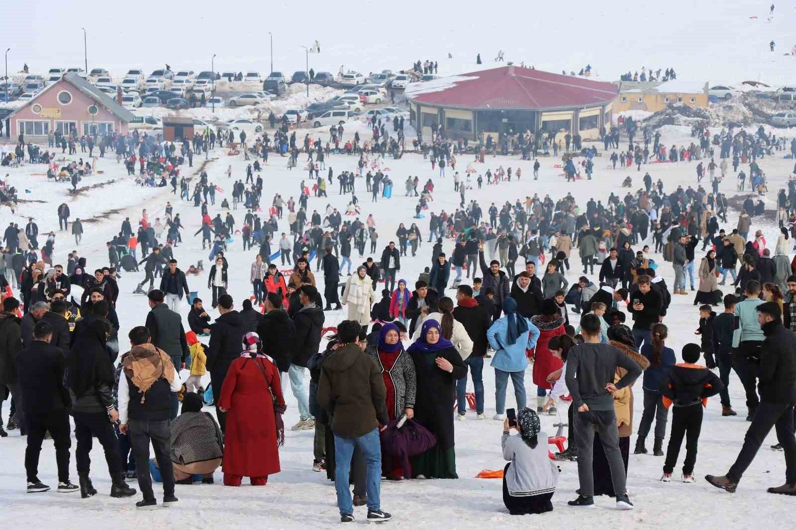 Karacadağ Kayak Merkezi ziyaretçi akınına uğruyor
?v=1